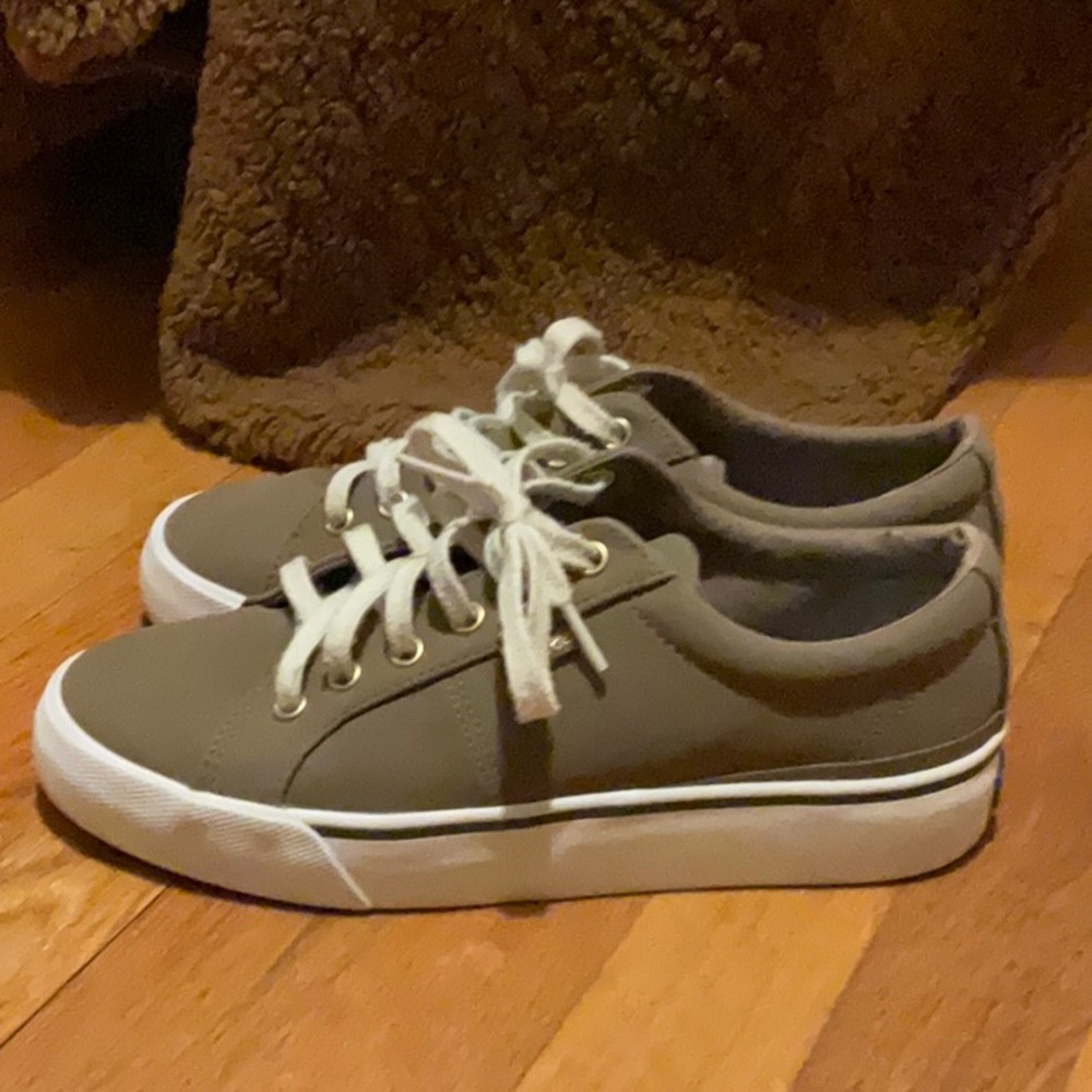 Trendy Brown Sneakers with Cream Laces